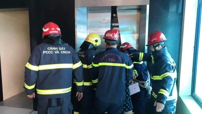 Lực lượng chức năng vào cuộc giải cứu kẹt thang máy tại Đông Anh. (Ảnh: Cơ quan Công an cung cấp)