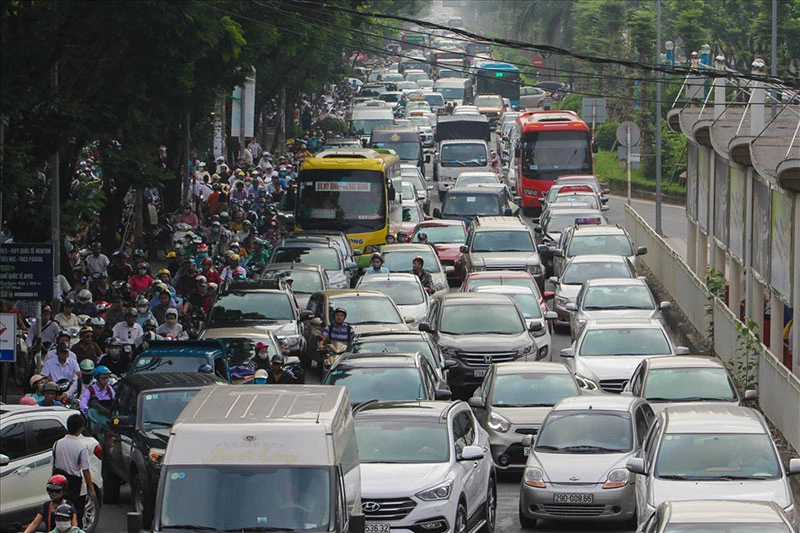 Đường Hoàng Quốc Việt đoạn giao với đường Phạm Văn Đồng thường xuyên ùn tắc.