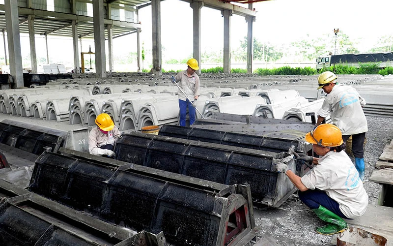 Sản xuất bê-tông thành mỏng đúc sẵn tại Công ty TNHH Thành Hưng phục vụ kiên cố hóa kênh mương.