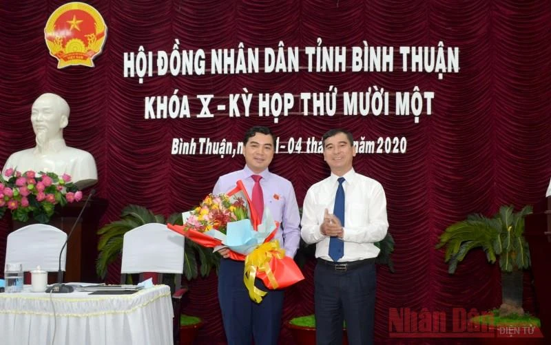 Bí thư Tỉnh ủy Bình Thuận Dương Văn An tặng hoa chúc mừng ông Nguyễn Hoài Anh (người cầm hoa) được bầu giữ chức vụ Chủ tịch HĐND tỉnh Bình Thuận khóa 10, nhiệm kỳ 2016 – 2021.