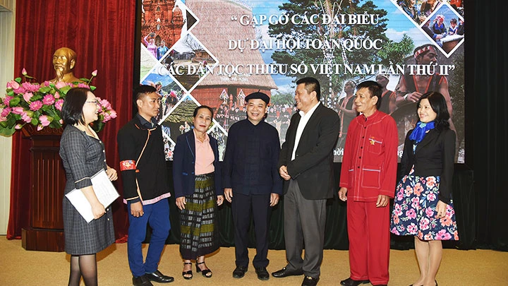Gặp gỡ các đại biểu dự Đại hội toàn quốc các dân tộc thiểu số Việt Nam lần thứ II