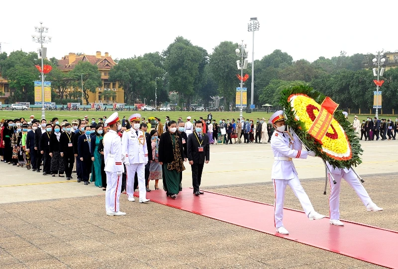 Đoàn đại biểu dự Đại hội đại biểu toàn quốc các dân tộc thiểu số Việt Nam viếng Chủ tịch Hồ Chí Minh