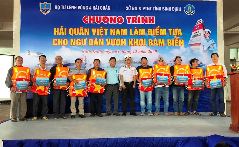 Chương trình “Hải quân Việt Nam làm điểm tựa cho ngư dân vươn khơi bám biển”