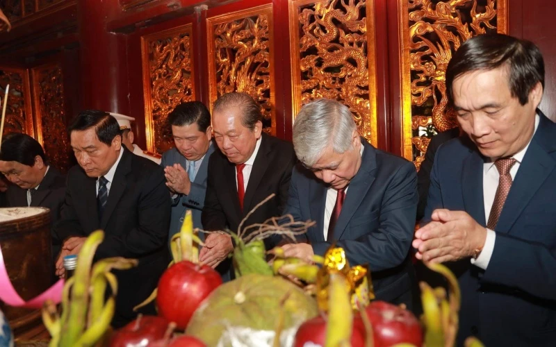 Phó Thủ tướng Trương Hòa Bình và các đại biểu dâng hương tưởng niệm các Vua Hùng.