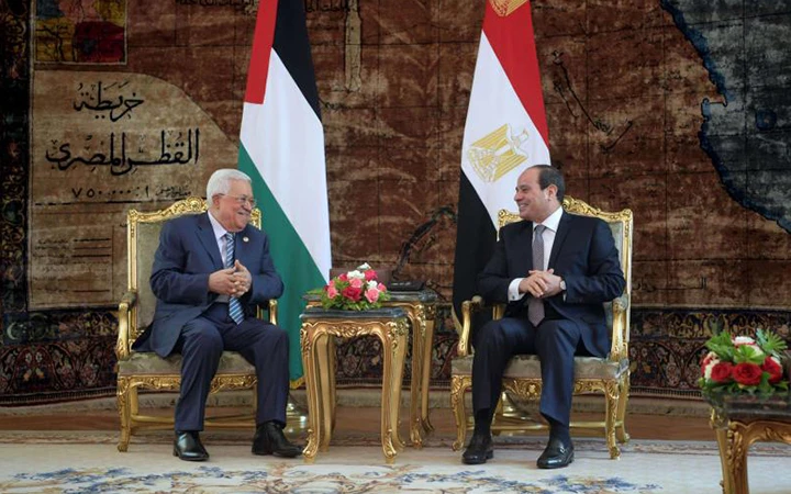 Tổng thống Pa-le-xtin gặp Tổng thống nước chủ nhà trong chuyến thăm Ai Cập. Ảnh THENATIONPRESS.NET