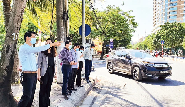 Cán bộ Ban Kinh tế - Ngân sách HĐND thành phố Hà Nội khảo sát công tác sửa chữa một đoạn đường Lạc Long Quân (quận Tây Hồ).