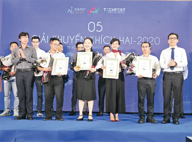 Lễ trao Giải thưởng Đổi mới sáng tạo ứng dụng AI thành phố Hồ Chí Minh năm 2020. Ảnh: TỐ LIÊM