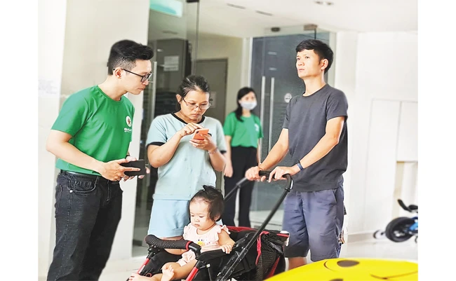 Người dân TP Hồ Chí Minh sử dụng dịch vụ Salink Pro trong quản lý căn hộ chung cư.