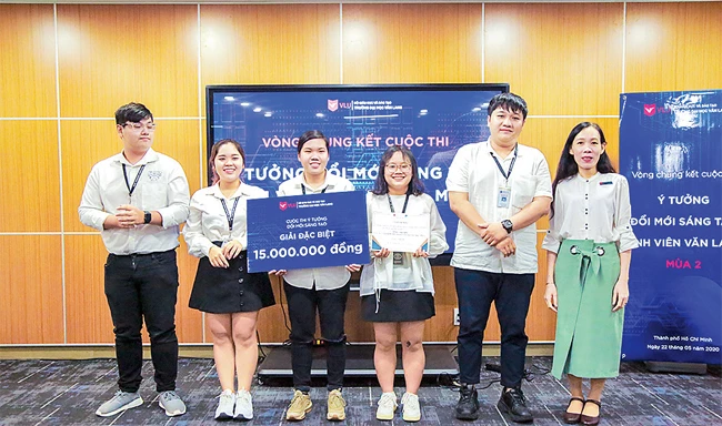 Nhóm sinh viên Trường đại học Văn Lang với nghiên cứu "Sản xuất túi giấy sinh học và phân bón hữu cơ từ thân cây chuối" nhận giải đặc biệt.