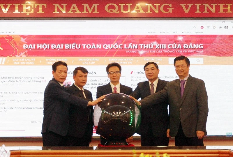 Phó Thủ tướng Vũ Đức Đam và Tổng Giám đốc TTXVN Nguyễn Đức Lợi cùng các đại biểu thực hiện nghi thức khai trương Trang thông tin Đại hội đại biểu toàn quốc lần thứ XIII của Đảng.