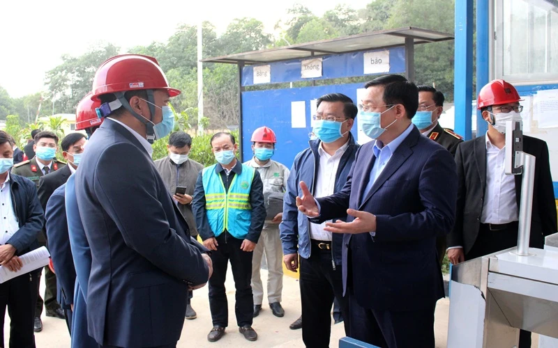 Bí thư Thành ủy Hà Nội Vương Đình Huệ kiểm tra công trường xây dựng Nhà máy đốt rác phát điện tại Khu liên hợp xử lý chất thải Sóc Sơn.