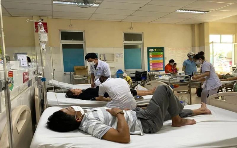 Nhiều người bệnh đang được điều trị tại Trung tâm y tế huyện Chư Pưh. (Ảnh: Trần Hiếu)