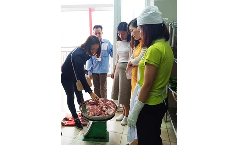 Kiểm tra việc giao nhận thực phẩm tại một trường mầm non ở Hà Nội.