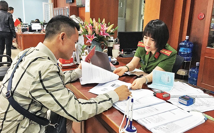 Giải quyết thủ tục nhập khẩu cho người dân tại Trung tâm hành chính công thành phố Hạ Long (Quảng Ninh). Ảnh | Gia Khánh