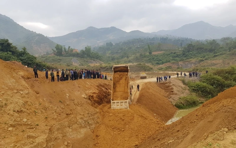 Cán bộ, nhân dân huyện Mường Ảng, chứng kiến lễ chặn dòng tích nước hồ Ẳng Cang.