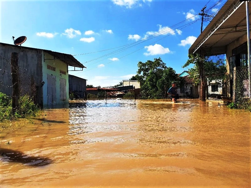 Nhiều nhà dân ở thị trấn Buôn Trấp, huyện Krông Ana bị ngập sâu trong nước.