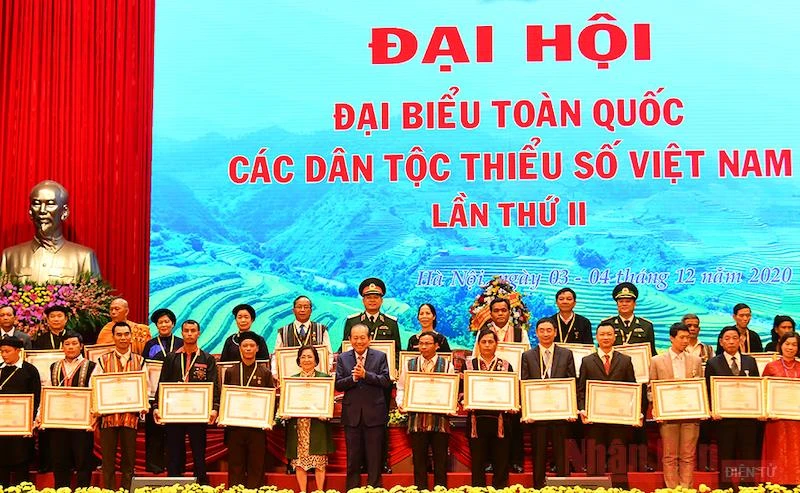 Phó Thủ tướng Thường trực Chính phủ Trương Hòa Bình trao Huân chương Độc lập hạng Nhất, Nhì, Ba cho các cá nhân và tập thể. (Ảnh: THỦY NGUYÊN)