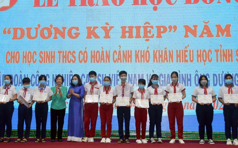 Phó Bí thư Tỉnh ủy Sóc Trăng Hồ Thị Cẩm Đào trao học bổng cho các em học sinh.