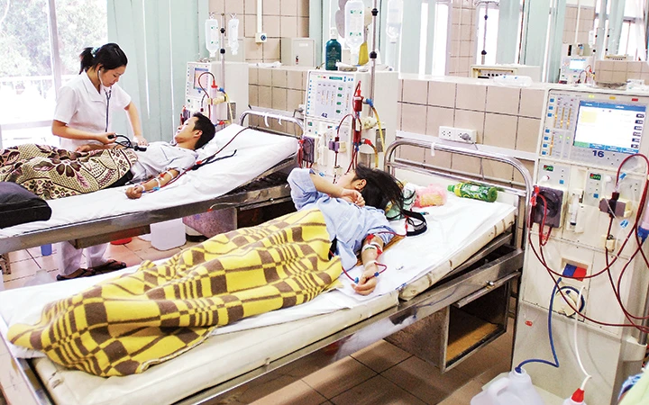Điều trị cho bệnh nhân tại khoa Thận nhân tạo Bệnh viện Bạch Mai. Ảnh | Đức Anh