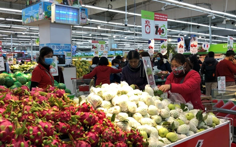 Người dân mua sắm hàng hóa tại siêu thị Big C Thăng Long. (Ảnh: Nguyên Trang) 