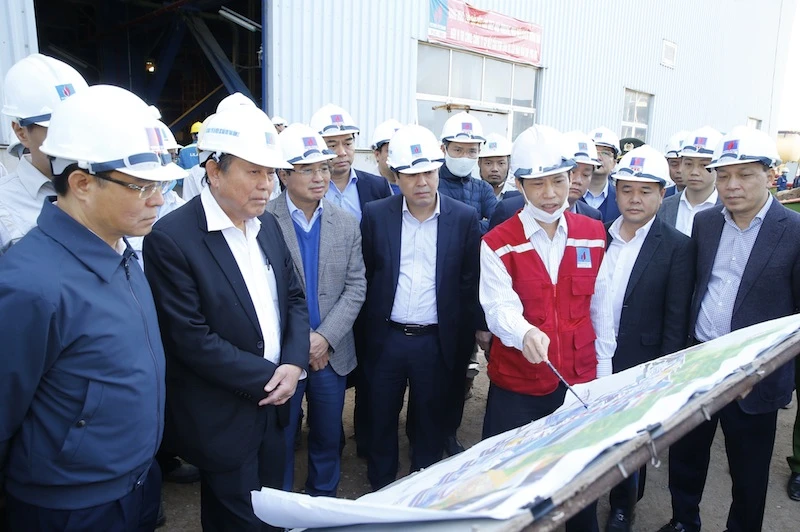 Phó Thủ tướng Thường trực Chính phủ Trương Hòa Bình (thứ hai từ trái sang) nghe Ban Quản lý dự án Nhà máy Nhiệt điện Thái Bình 2 báo cáo tiến độ xây dựng nhà máy. (Ảnh: VGP/Lê Sơn)