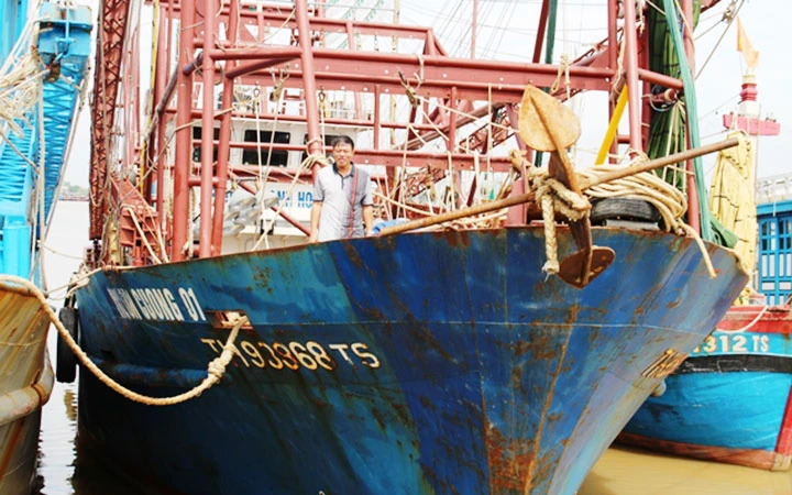 Con tàu vỏ sắt của ông Nguyễn Duy Muộn ở phường Quảng Cư, TP Sầm Sơn (Thanh Hóa) phát sinh hỏng hóc ngay từ khi mới đưa vào sản xuất.