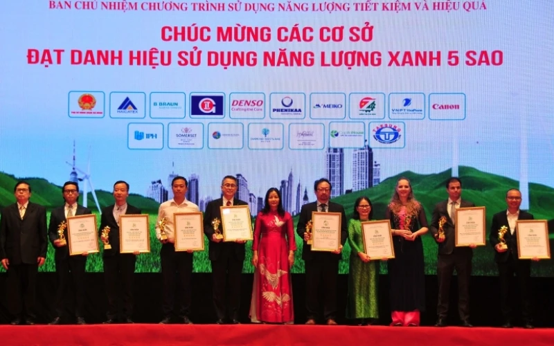 Sở Công thương Hà Nội trao chứng nhận cho các cơ sở, đơn vị sử dụng năng lượng xanh năm 2020.