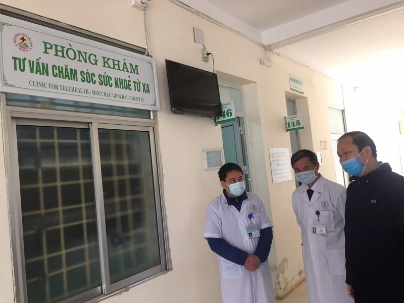 Đại diện Cục Quản lý khám, chữa bệnh, Bộ Y tế kiểm tra công tác KCB tại BVĐK Mộc Châu.