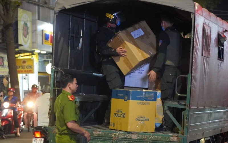 Lực lượng công an tạm giữ 220 thùng thuốc trị giá khoảng 5 tỷ đồng.