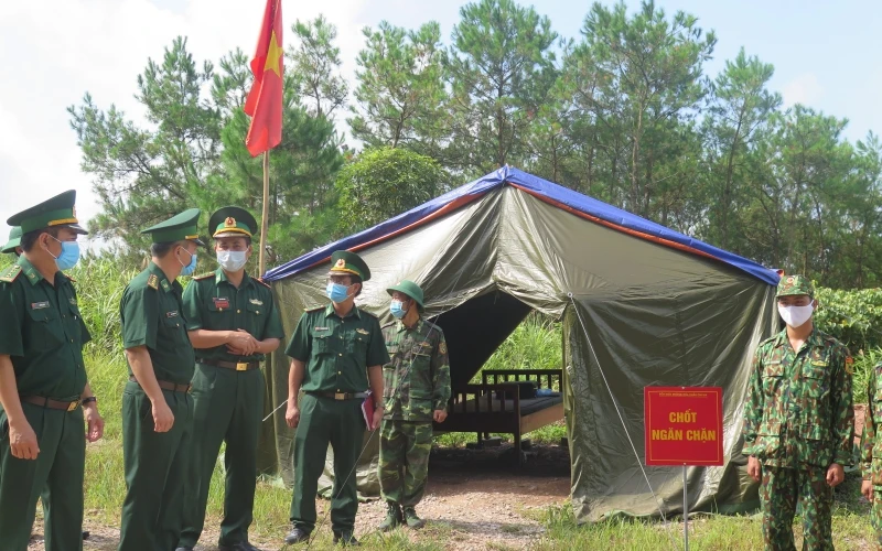 Cán bộ, chiến sĩ đồn biên phòng Chi Ma lập chốt ngăn chặn xuất, nhập cảnh trái phép trên đường biên giới.