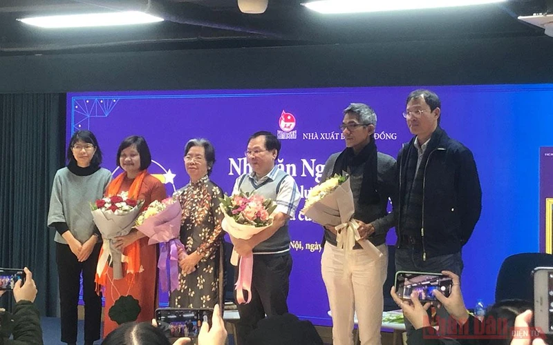 Nhà văn Nguyễn Nhật Ánh (giữa) tại buổi giao lưu kỷ niệm 25 năm bộ sách "Kính vạn hoa".