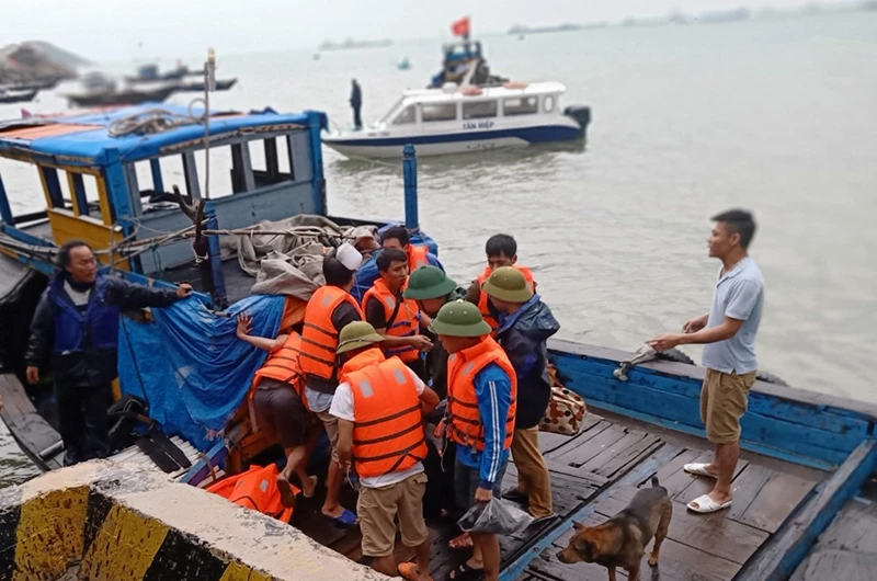 10 người trên tàu bị nạn được đưa vào bờ an toàn.