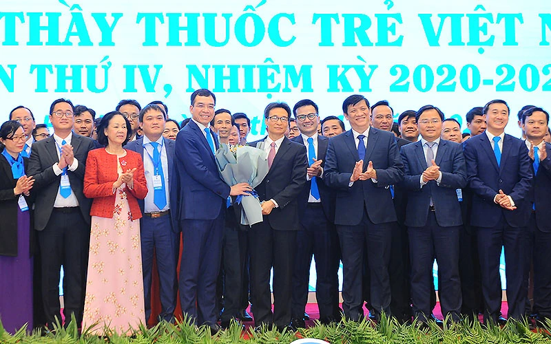 Chủ tịch và Ban Chấp hành T.Ư Hội Thầy thuốc trẻ Việt Nam khóa IV, nhiệm kỳ 2020-2025 ra mắt Đại hội.