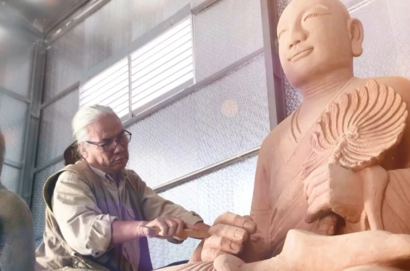 Nghệ nhân Nguyễn Đăng Vông trong quá trình thực hiện Tôn tượng Phật hoàng Trần Nhân Tông.