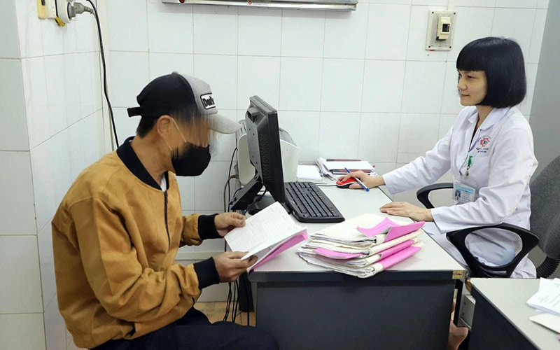 Người bệnh HIV được quản lý sức khỏe và tư vấn sử dụng thuốc kháng vi-rút tại Bệnh viện đa khoa tỉnh Quảng Ninh. Ảnh: NGỌC PHƯỢNG 