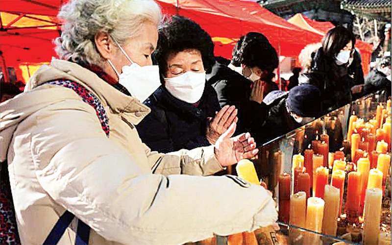 Người dân Hàn Quốc tuân thủ các biện pháp chống dịch. 