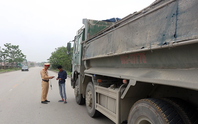 Lực lượng Công an tỉnh Hà Nam kiểm soát tải trọng xe tải trên địa bàn. 