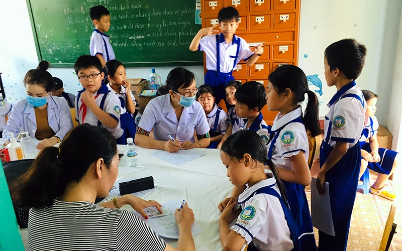 Khám sàng lọc phát hiện sớm các vấn đề về sức khỏe cho học sinh ở huyện Phù Cát (Bình Ðịnh).