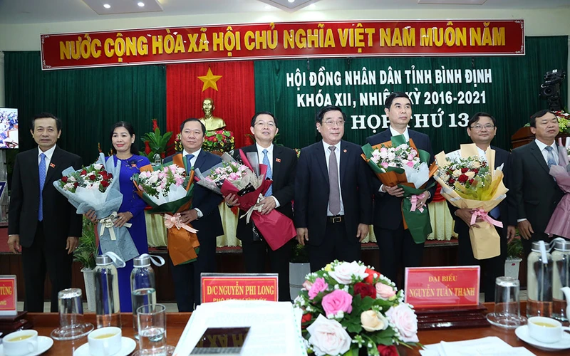 Ông Nguyễn Thanh Tùng, Ủy viên TƯ Đảng, Nguyên Bí thư Tỉnh ủy, Nguyên Chủ tịch HĐND tỉnh tặng hoa chúc mừng các đồng chí mới được HĐND tỉnh Bình Định bầu giữ các chức vụ chủ chốt của Bình Định.