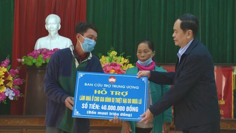 Đồng chí Trần Thanh Mẫn trao hỗ trợ cho người dân