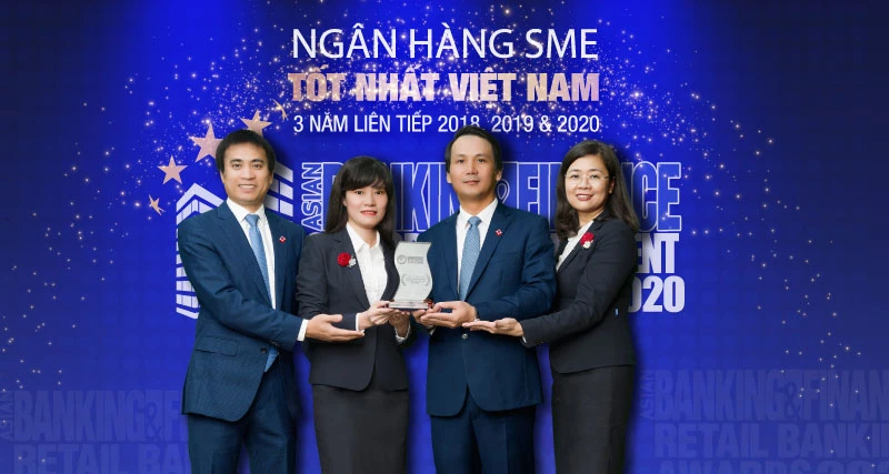 Đại diện BIDV nhận Giải thưởng ngân hàng SME tốt nhất năm 2020.