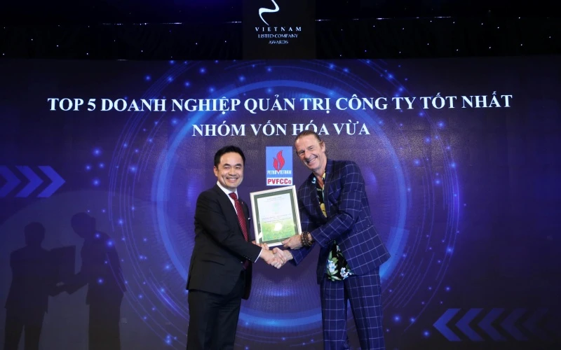 Ông Louis T. Nguyễn, thành viên HĐQT độc lập đại diện PVFCCo nhận kỷ niệm chương,