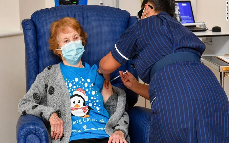 Cụ bà Margaret Keenan (90 tuổi) được tiêm vaccine ngừa Covid-19. (Ảnh: AP)