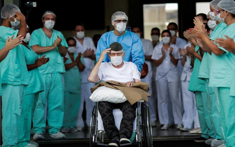 Bệnh nhân 99 tuổi người Brazil ra viện sau khi được điều trị khỏi Covid-19 tại Bệnh viện Không quân tại Brazil. Ảnh: Reuters