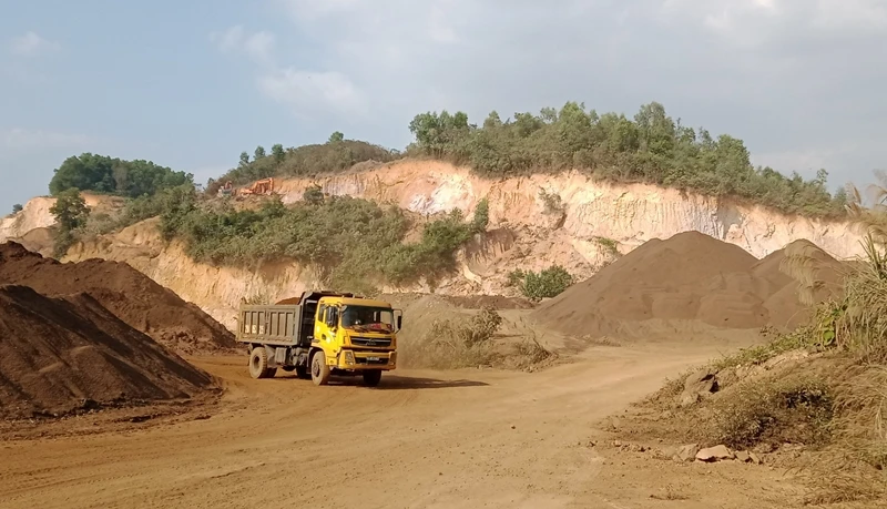 Ngay sau khi bị phạt 3,5 triệu đồng, tình trạng khai thác đất trái phép tại xóm Phúc Thành, xã Hóa Trung, huyện Đồng Hỷ vẫn tái diễn.