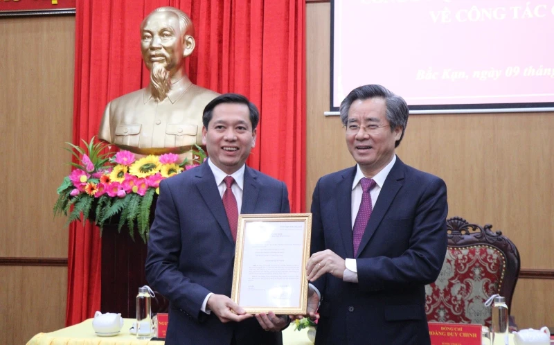 Đồng chí Nguyễn Quang Dương, Phó Trưởng Ban Tổ chức Trung ương trao quyết định của Ban Bí thư cho đồng chí Nguyễn Long Hải (người bên trái).