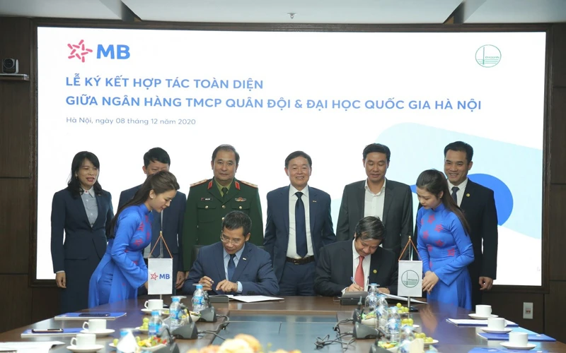 Đại diện MB và Đại học Quốc gia Hà Nội ký kết hợp tác toàn diện