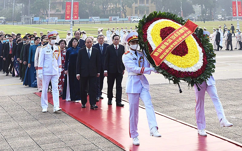 Các đồng chí lãnh đạo Đảng, Nhà nước dẫn đầu Đoàn đại biểu vào Lăng viếng Chủ tịch Hồ Chí Minh.