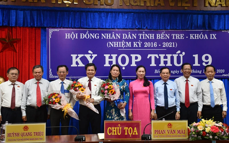 Lãnh đạo Tỉnh ủy, HĐND tỉnh Bến Tre tặng hoa chúc mừng các đồng chí trúng cử và đại biểu miễn nhiệm.