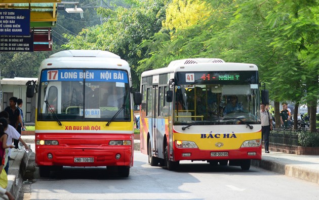 Năm năm qua, Hà Nội mở mới thêm 33 tuyến xe buýt, đáp ứng nhu cầu đi lại của người dân. (Ảnh: DUY LINH)